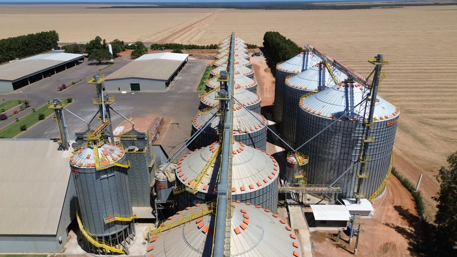 Vista aérea de complexo de silos
