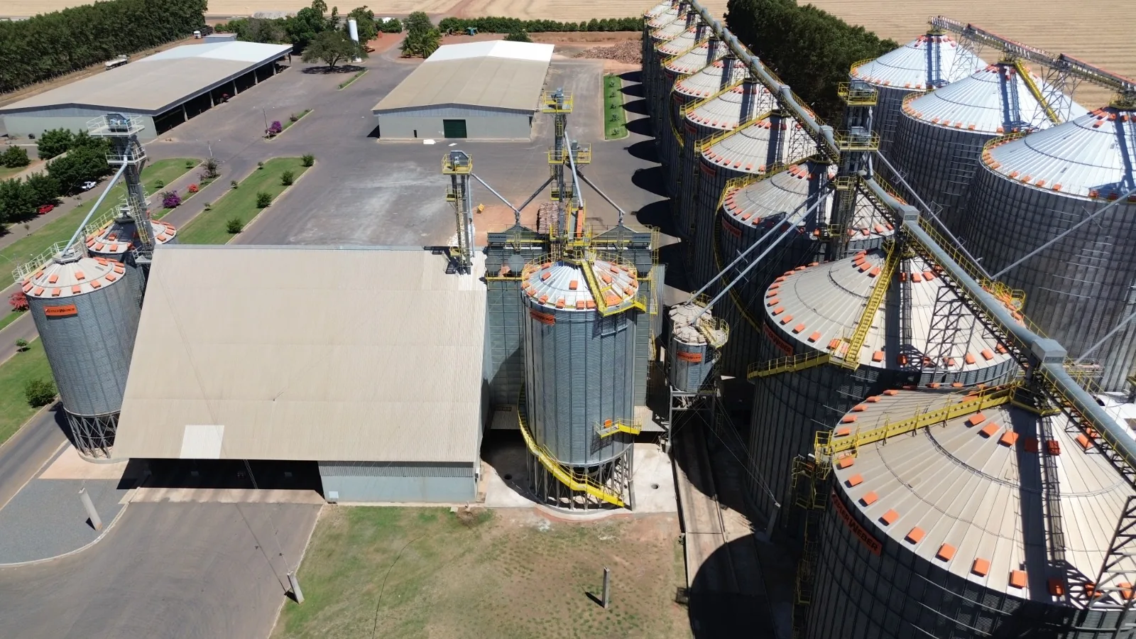 Obra de montagem de silos executada pela Montec