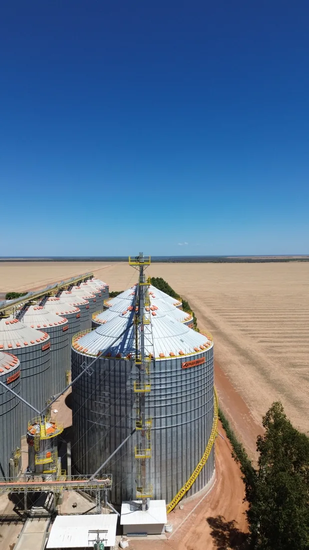 Silos e elevador de grãos