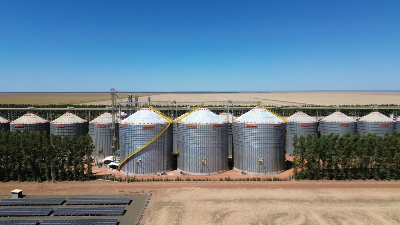 Linha de silos em obra agrícola